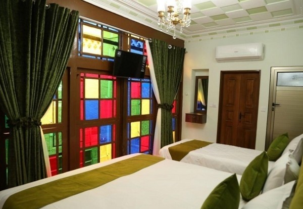 اتاق سه تخته اقامتگاه سنتی پنج دری شیراز